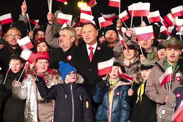 Podczas śpiewania pieśni głowie państwa towarzyszyli minister Krzysztof Ardanowski i harcerze.