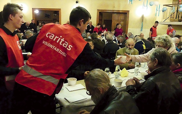 Młodzi wolontariusze służyli potrzebującym.