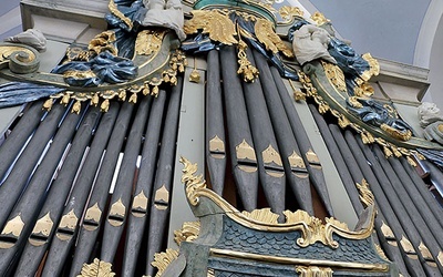 Prospekt XVIII- -wiecznego instrumentu w Ratowie należy  do najoryginalniejszych  nie tylko na Mazowszu,  ale i w Polsce.