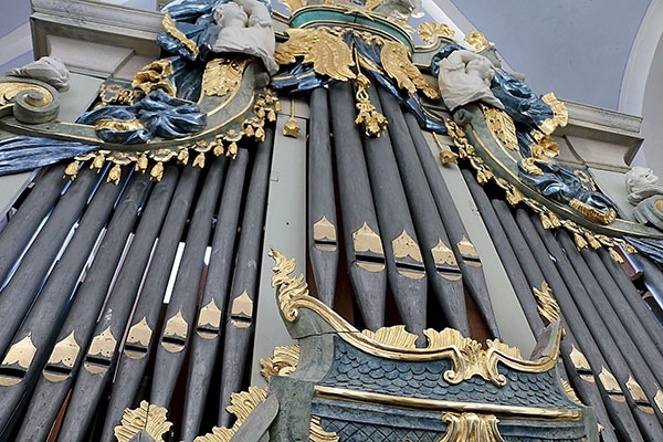 Prospekt XVIII- -wiecznego instrumentu w Ratowie należy  do najoryginalniejszych  nie tylko na Mazowszu,  ale i w Polsce.