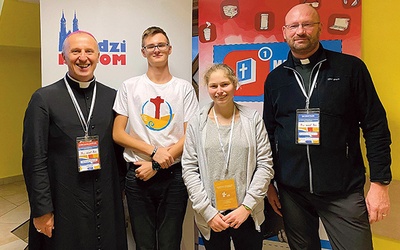 Julia Kucewicz i Oskar Droździk z bp. Markiem Solarczykiem i ks. Andrzejem Wołpiukiem podczas 12. Krajowego Forum Duszpasterstwa Młodzieży.