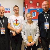 Julia Kucewicz i Oskar Droździk z bp. Markiem Solarczykiem i ks. Andrzejem Wołpiukiem podczas 12. Krajowego Forum Duszpasterstwa Młodzieży.