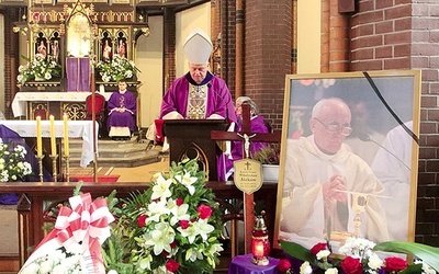 Liturgii pogrzebowej przewodniczył bp Zbigniew Kiernikowski. 