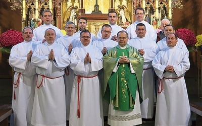 Grupa w parafii Świętej Rodziny w Tarnowie z opiekunem.