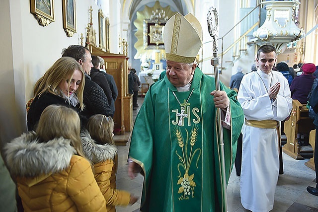 Kard. Stanisław Dziwisz w drodze do ołtarza.