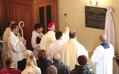 Bp Skibicki poświęcił tablicę upamiętniającą wszystkich, którzy przyczynili się do wybudowania świątyni św. Rafała Kalinowskiego.