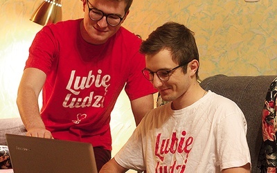 Konrad (z lewej) i Adrian wraz z innymi ochotnikami są w stałym kontakcie z darczyńcami i rodzinami.