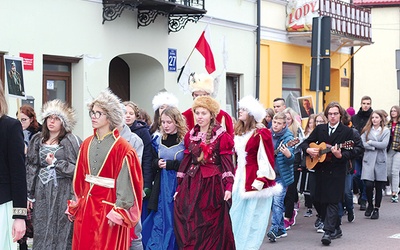 Młodzież przeszła ulicami Łowicza w świątecznym pochodzie.