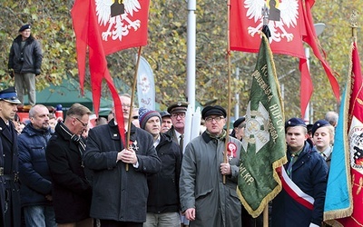 Na placu Grunwaldzkim o 12.00 odśpiewano Mazurka Dąbrowskiego.