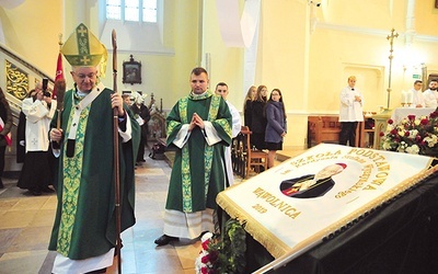 Podczas liturgii abp Budzik pobłogosławił symbol placówki.