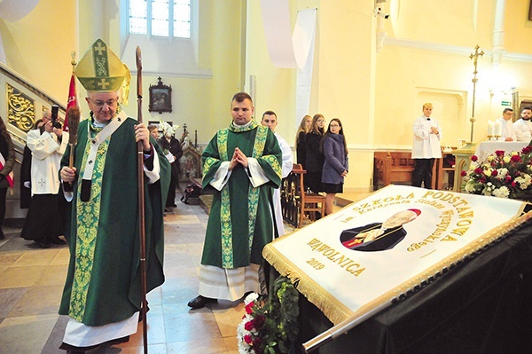 Podczas liturgii abp Budzik pobłogosławił symbol placówki.