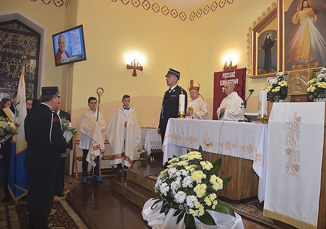 Mszy św. przewodniczył bp Henryk Tomasik. Z prawej ks. Mieczysław Deka.