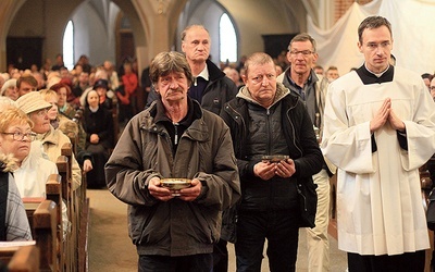 Procesja z darami podczas Mszy św. w intencji biednych.