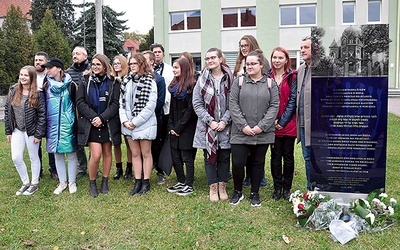 W uroczystości wzięli udział przedstawiciele władz miasta i powiatu, Stowarzyszenia Blechhammer-1944, młodzież z I LO, mieszkańcy i rabin David Basok.