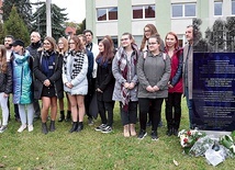 W uroczystości wzięli udział przedstawiciele władz miasta i powiatu, Stowarzyszenia Blechhammer-1944, młodzież z I LO, mieszkańcy i rabin David Basok.