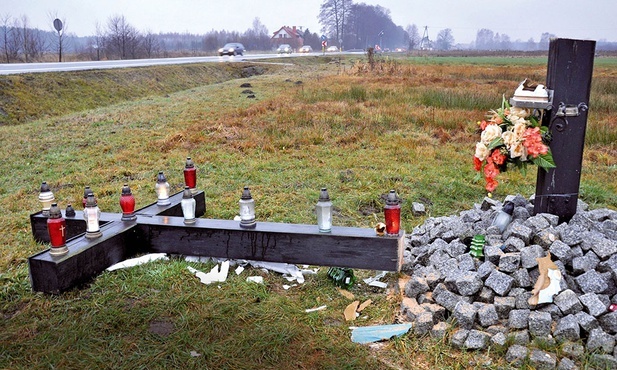 W rekordowym pod tym względem roku 2000 policja stwierdziła 145 przestępstw polegających na profanacji miejsc  lub przedmiotów  kultu religijnego.