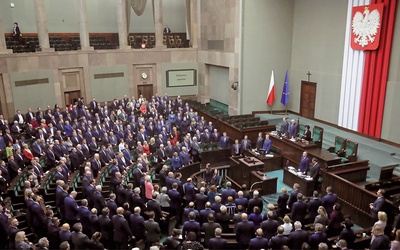 Pierwsze dni pracy nowego Sejmu pozwalają sądzić, że chwilowo można liczyć na polityczną odwilż. Ale to będzie cisza przed burzą.