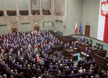Pierwsze dni pracy nowego Sejmu pozwalają sądzić, że chwilowo można liczyć na polityczną odwilż. Ale to będzie cisza przed burzą.