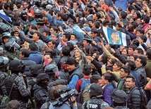 Przeciwko rządom Evo Moralesa protestuje klasa średnia, która w Boliwii oznacza osoby żyjące z miesiąca na miesiąc.