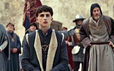 Timothée Chalamet jako król Henryk V (w środku).