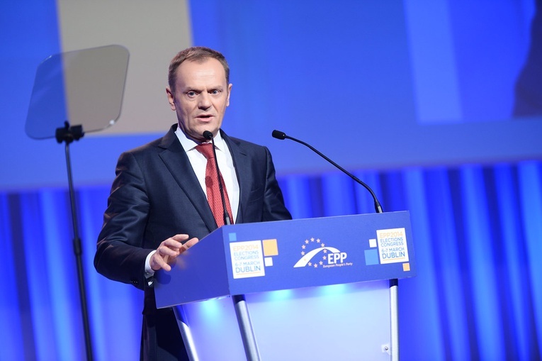 Donald Tusk stracił prawo jazdy. "Kara jest adekwatna, przyjąłem ją bez dyskusji"