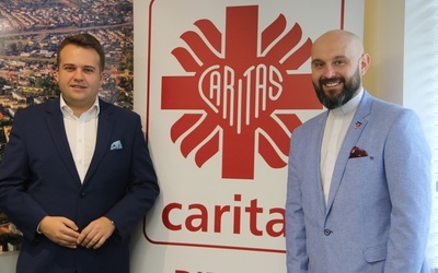 Ks. Damian Drabikowski, wicedyrektor Caritas Diecezji Radomskiej, i Marek Materek, prezydent Starachowic.