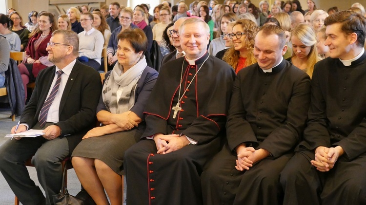 Na spotkanie dla kobiet zapraszają: bp. Wiesław Szlachetka, duszpasterze wspólnoty "Kobieta jest BOSKA" oraz siostry ze zgromadzenia Matki Bożej Miłosierdzia.