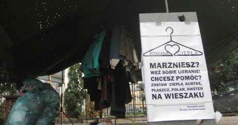 Legnica. Wieszaki stanęły przy plebanii