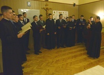 Chórem radomskich kleryków dyryguje muzykolog ks. Andrzej Zarzycki (z prawej).