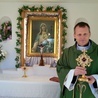 Ks. Piotr Drozd pookazuje relikwie świętych odnalzione w parafii.