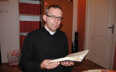 Sandomierz. Ks. dr Paweł Lasek zachęca do częstego sięgania po Pismo Święte.