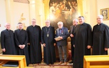 Antoni Herman wraz z arcybiskupem oraz proboszczami kościołów, które zaprojektował.