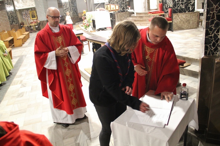 Drużyna ZHP z Knurowa przyjmuje imię druha księdza Alojzego Koziełka