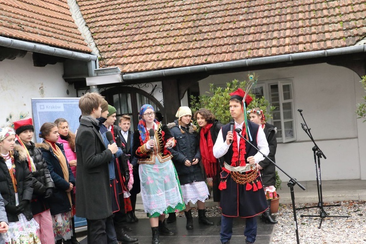 Osadzanie chochoła przed Rydlówką 2019