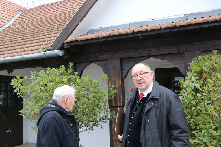 Osadzanie chochoła przed Rydlówką 2019