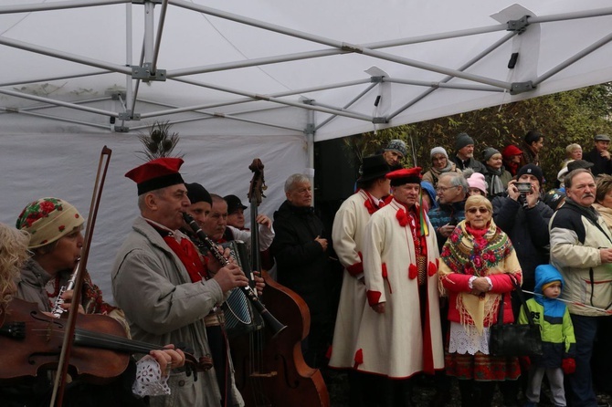 Osadzanie chochoła przed Rydlówką 2019