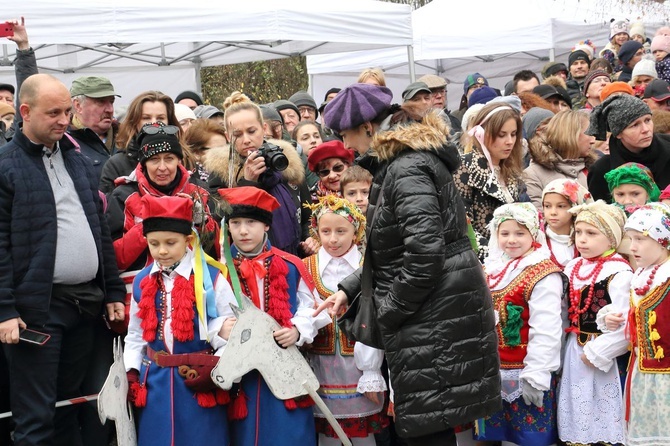 Osadzanie chochoła przed Rydlówką 2019