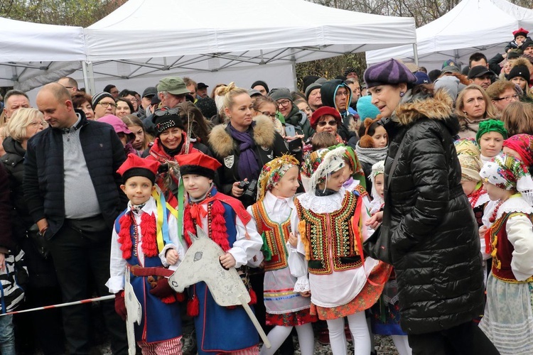 Osadzanie chochoła przed Rydlówką 2019