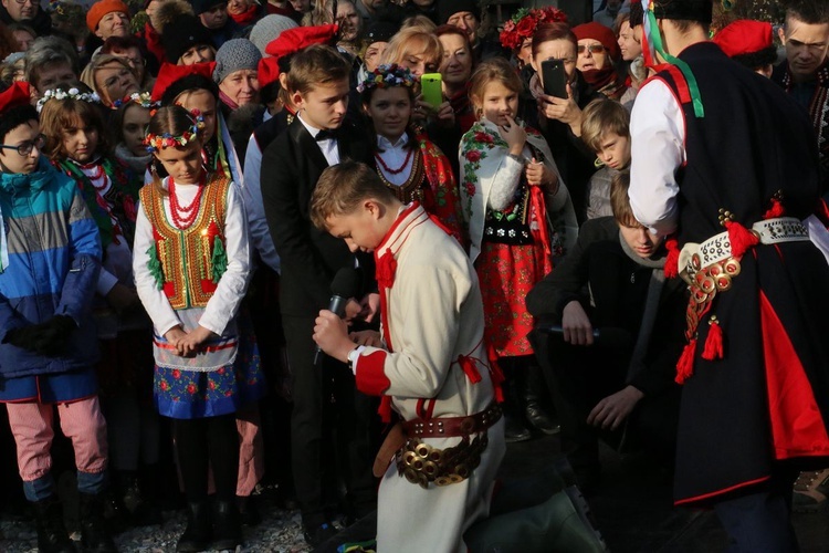 Osadzanie chochoła przed Rydlówką 2019