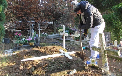 "Iskierka pamięci" - parafianie naprawili nagrobki małych dzieci