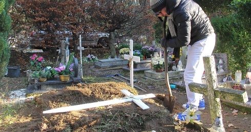 "Iskierka pamięci" - parafianie naprawili nagrobki małych dzieci