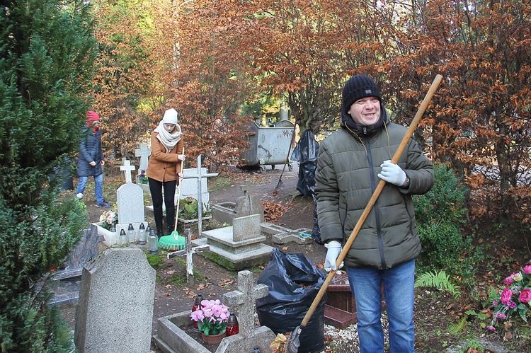 "Iskierka pamięci" na cmentarzu