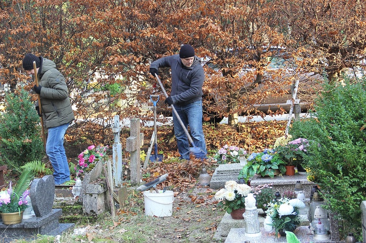 "Iskierka pamięci" na cmentarzu