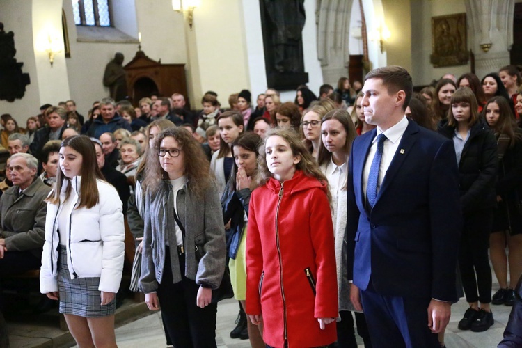 Przyrzeczenia młodzieży z KSM w tarnowskiej katedrze