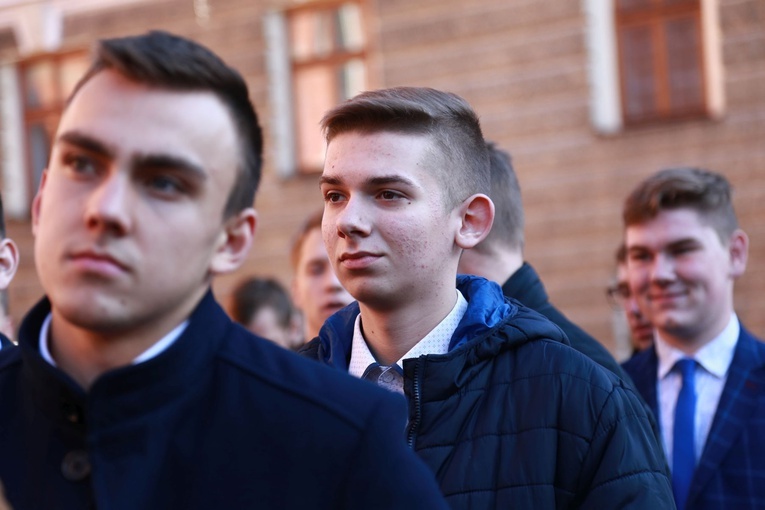 Przyrzeczenia młodzieży z KSM w tarnowskiej katedrze