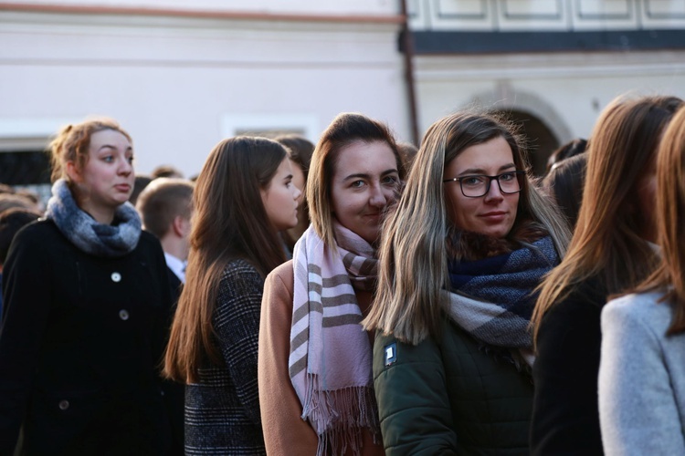 Przyrzeczenia młodzieży z KSM w tarnowskiej katedrze