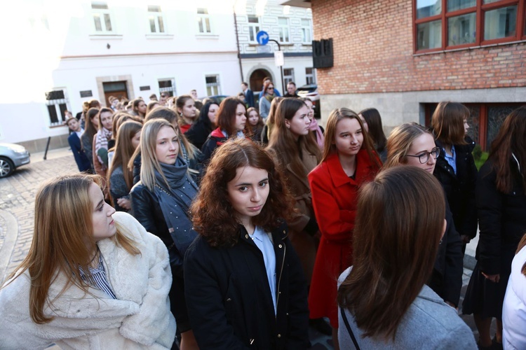 Przyrzeczenia młodzieży z KSM w tarnowskiej katedrze