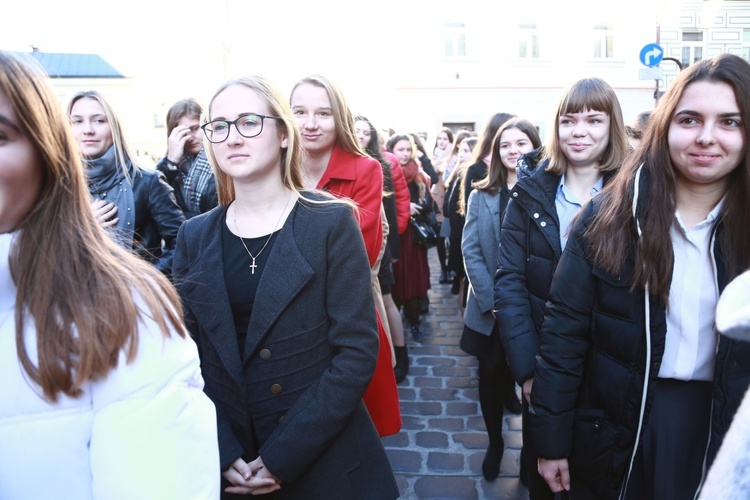 Przyrzeczenia młodzieży z KSM w tarnowskiej katedrze