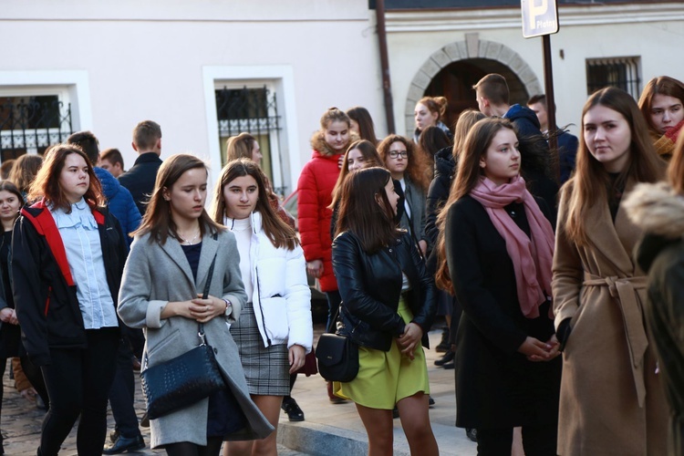 Przyrzeczenia młodzieży z KSM w tarnowskiej katedrze