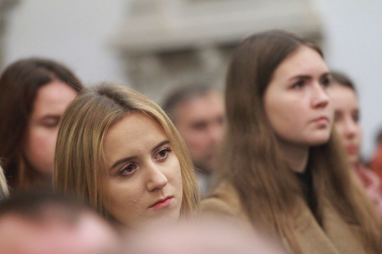 Przyrzeczenia młodzieży z KSM w tarnowskiej katedrze